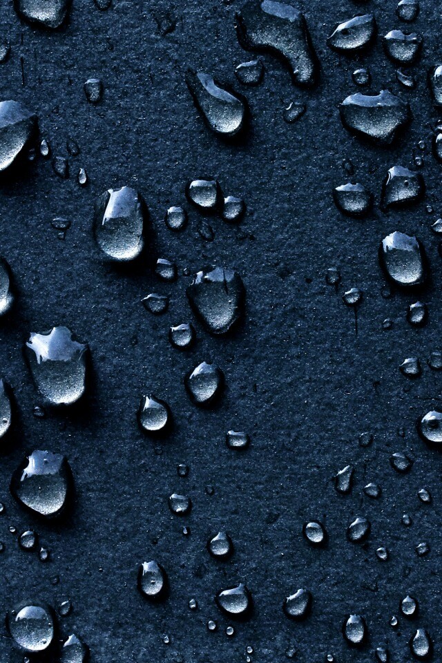Капли воды на темной поверхности обои