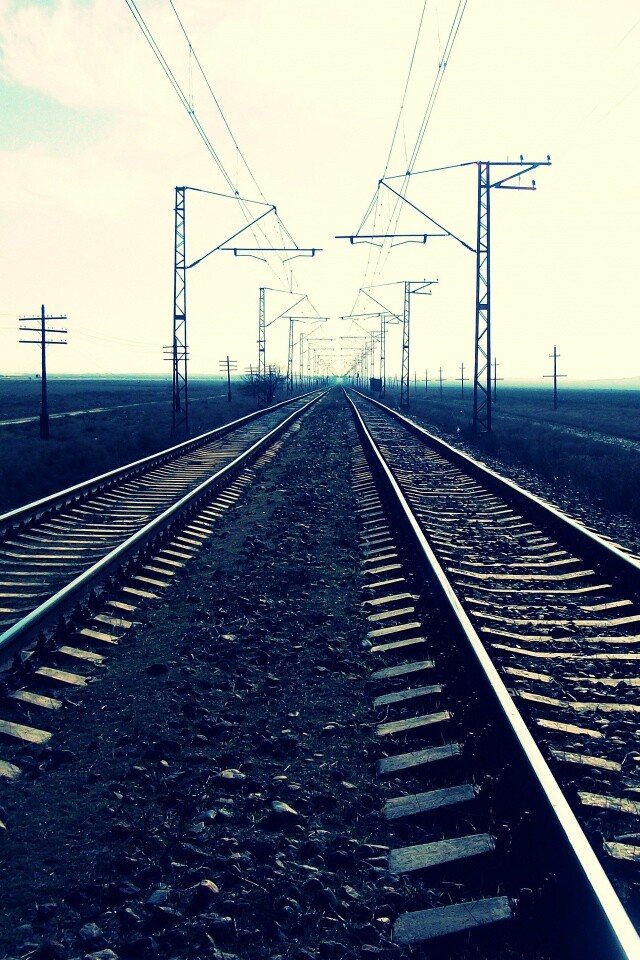 Железная дорога уходит вдаль обои