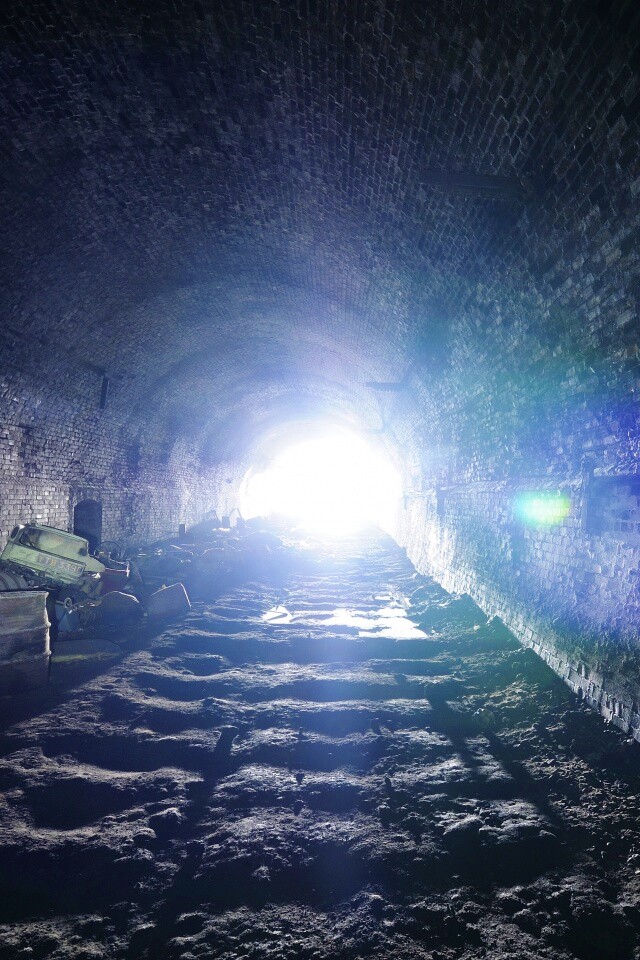 Захламленный тоннель обои