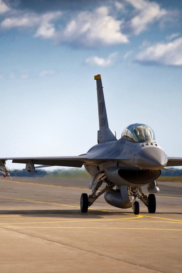 Истребители f16 Falcon на взлетной полосе обои