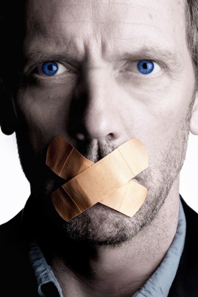 Хаус с пластырем на рту обои