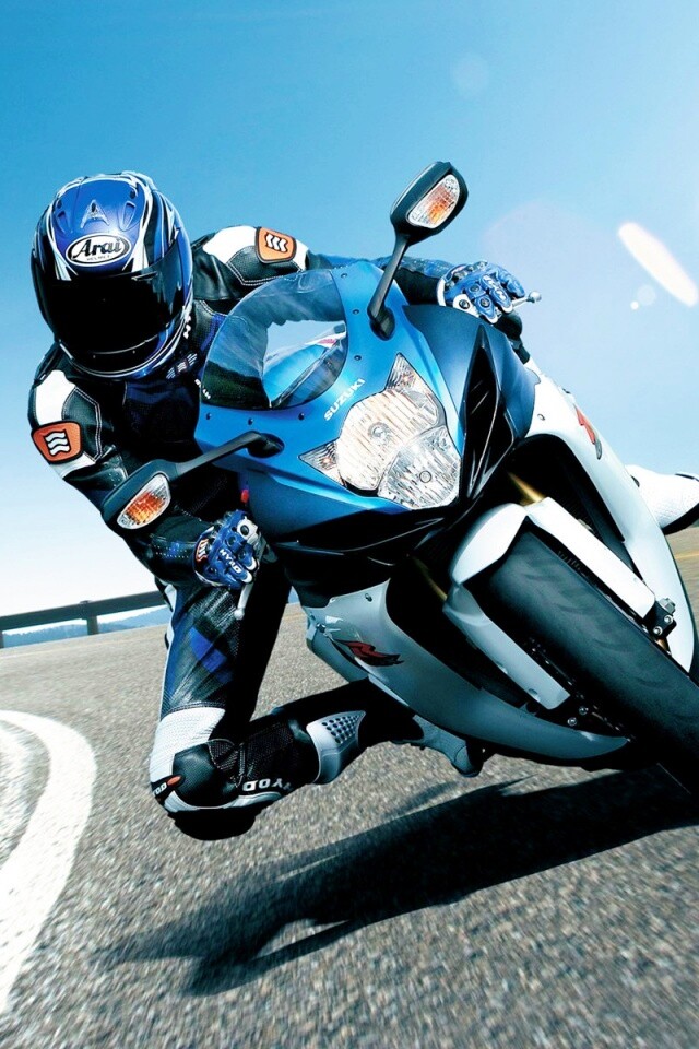 Мотоциклист на повороте обои