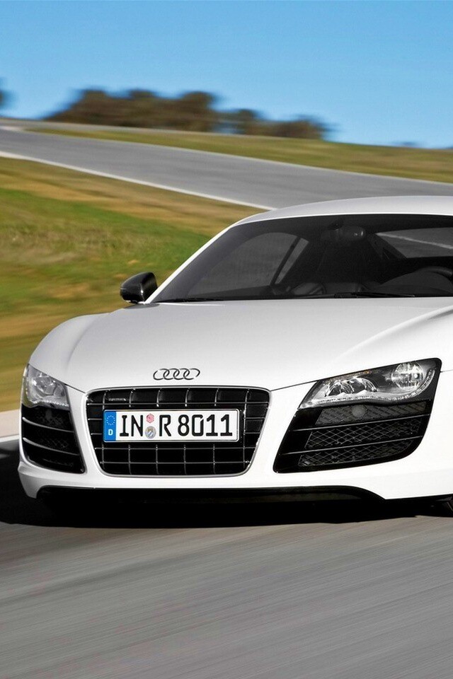 Белый Audi на повороте обои