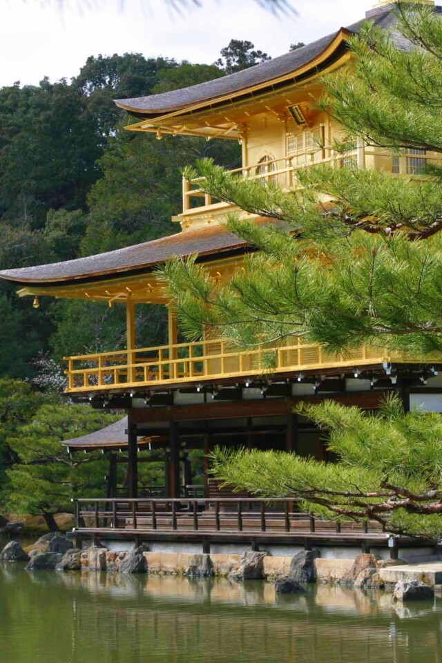 Пагода на берегу озера обои