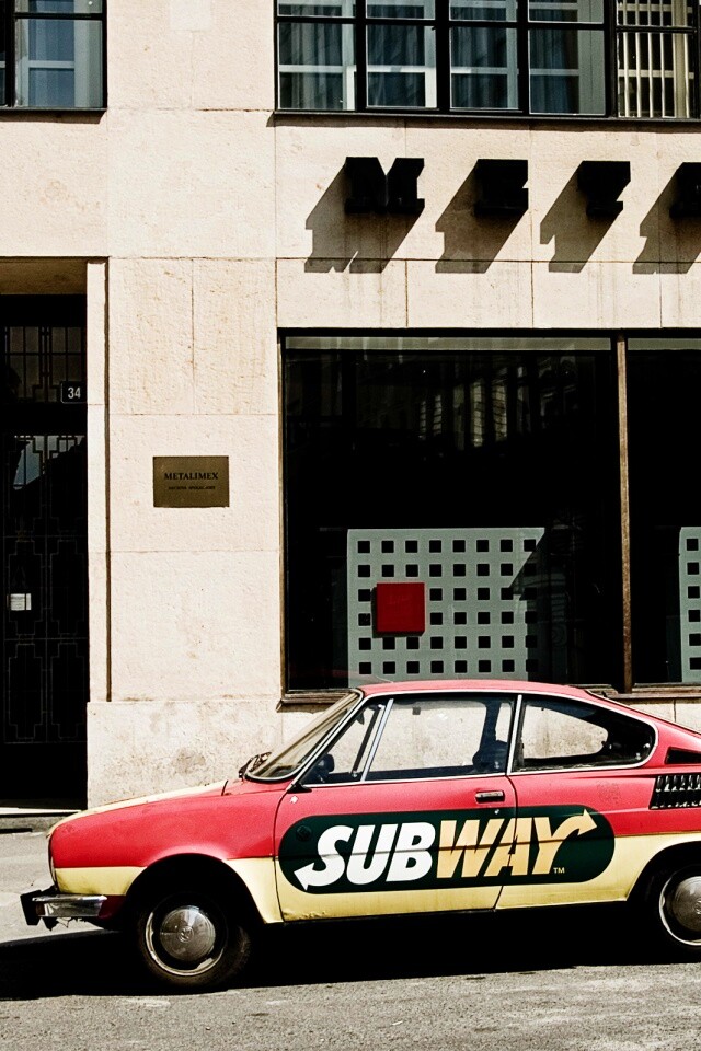 Реклама Subway на машине в Праге обои