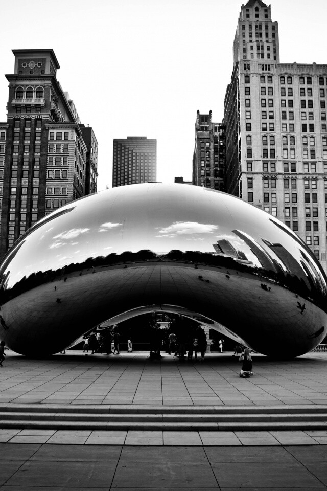 Отражение города в зеркальном монументе обои