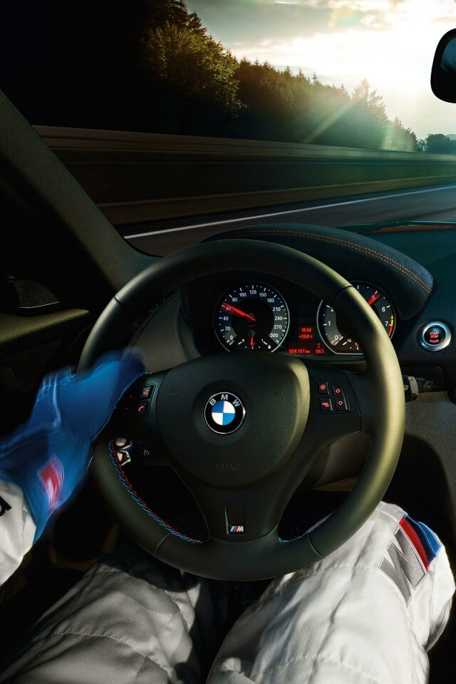 За рулём BMW обои