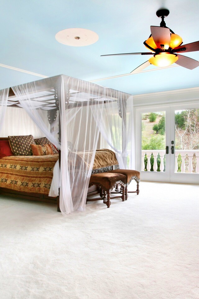 Светлая спальня обои