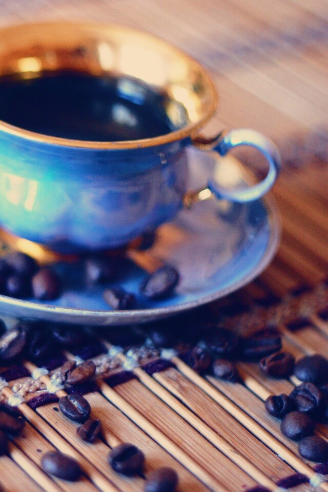 Чашка кофе и немного зерен обои