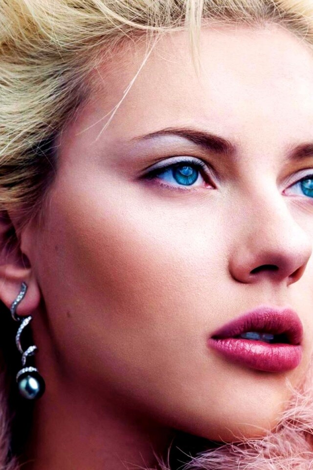 Скарлет Йохансон со змеиными серьгами обои