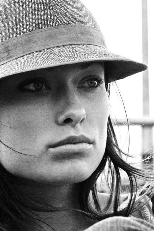 Оливия Уайлд в шикарной шляпе обои