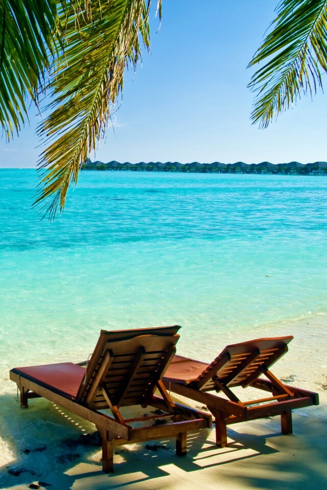 Шезлонги у самой воды обои