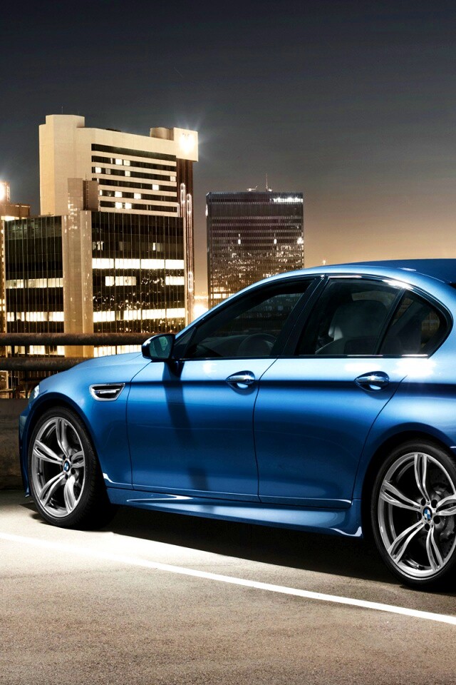 BMW F10 на городской парковке обои