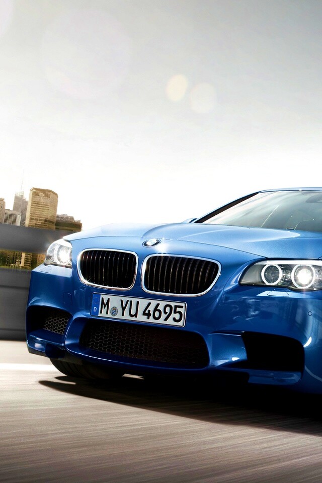 БМВ Ф10 в лучах солнца обои