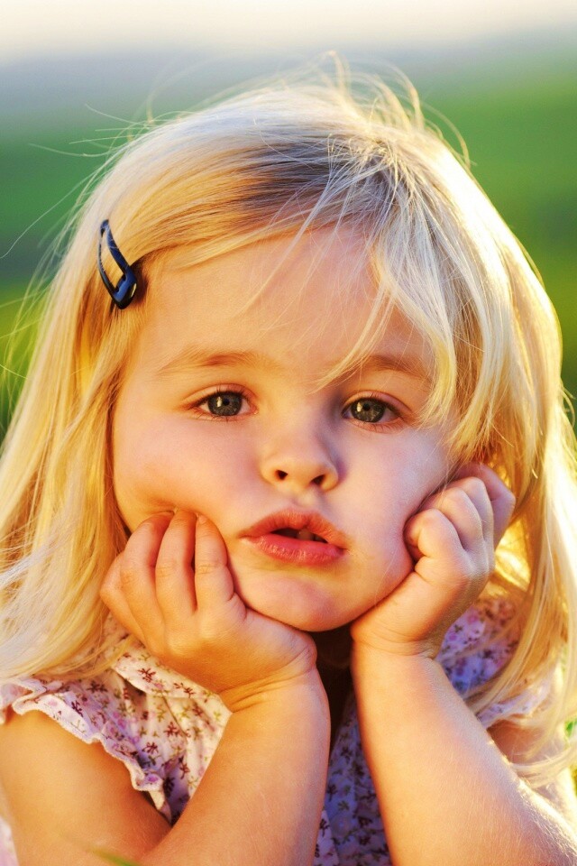 Малышка грустит обои