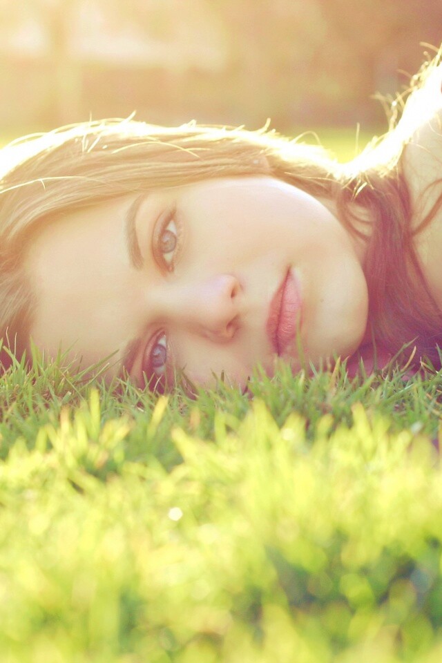 Девушка на траве обои