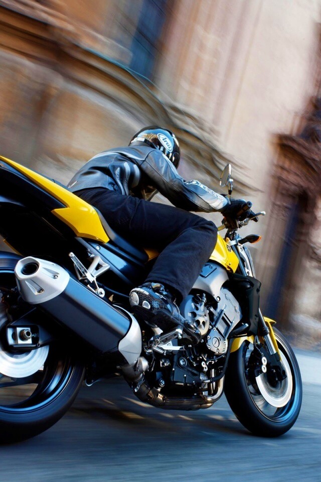 Ямаха и наездник на улицах города обои