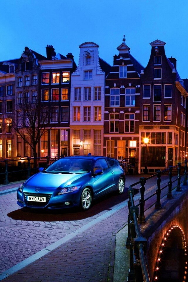 Автомобиль на мосту в свете фонаря обои