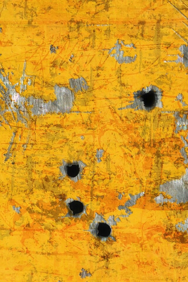 Пулевые отверстия в желтом листе обои