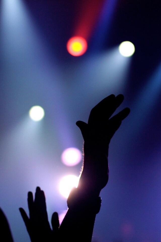 Руки людей на концерте обои
