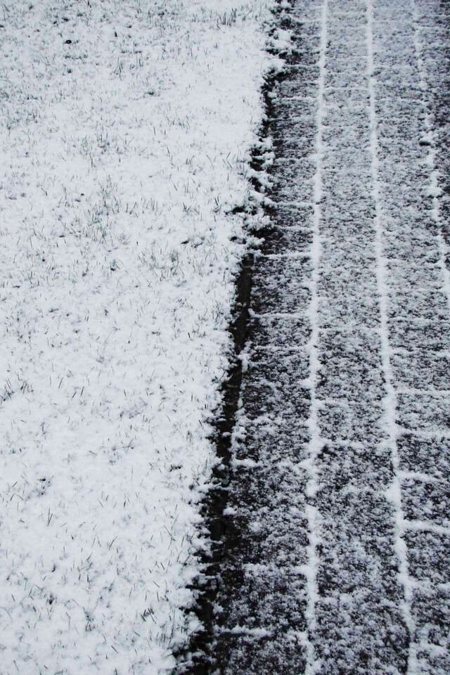 След покрышек в снегу обои