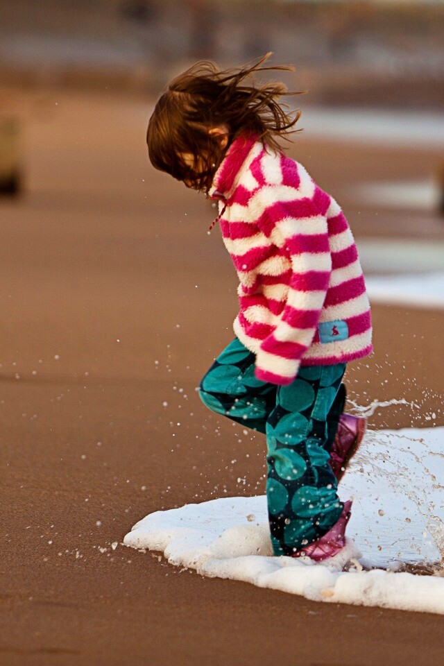 Ребенок и волна обои