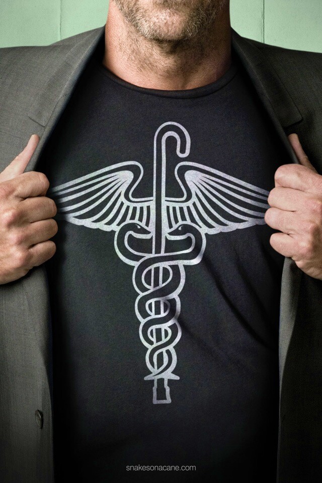 Футболка со змеями и тростью обои