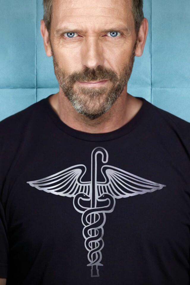 Доктор Хаус в футболке со змеями на трости обои