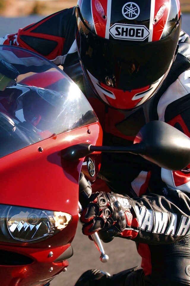 Мотоциклист на красной ямахе обои