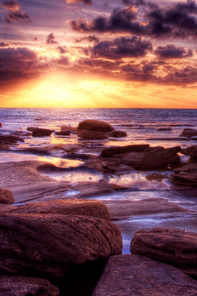 Каменистый берег на закате обои