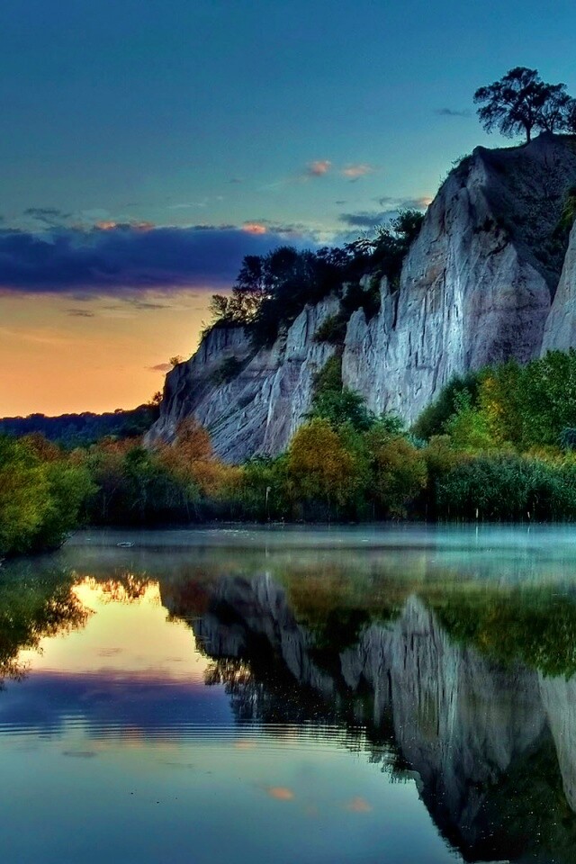 Скалы над озером обои