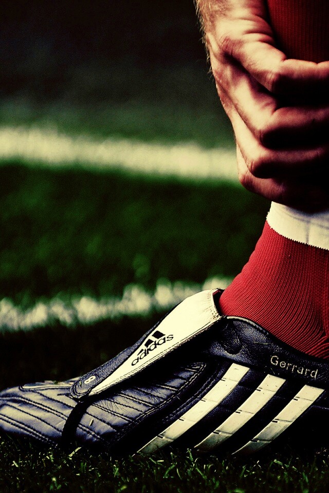 Левая нога футболиста в бутсе обои