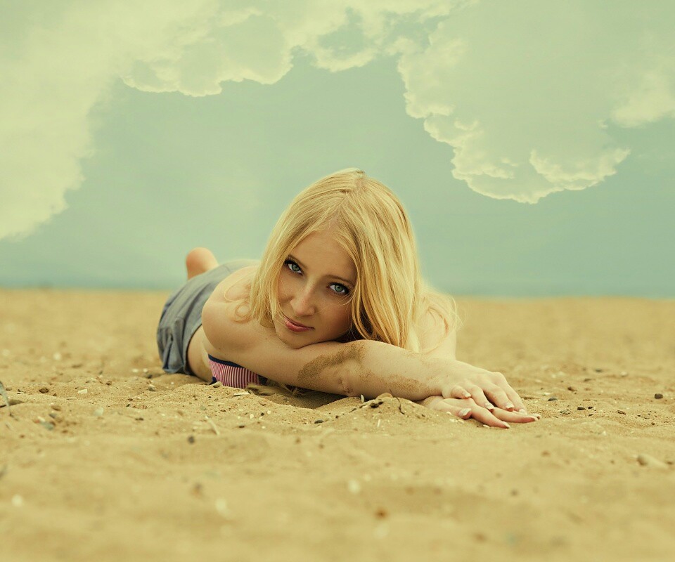 Девушка на пляже обои