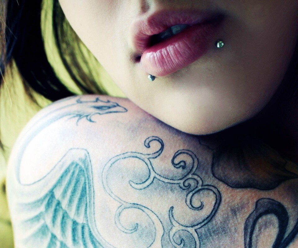 Плечо с татуировкой обои