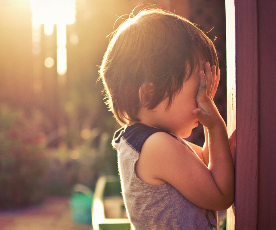 Малыш играет в прятки обои