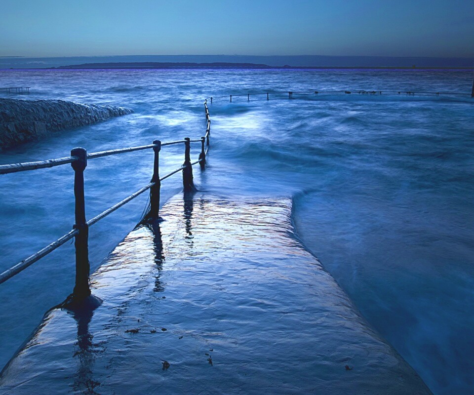 Пирс уходящий в море обои