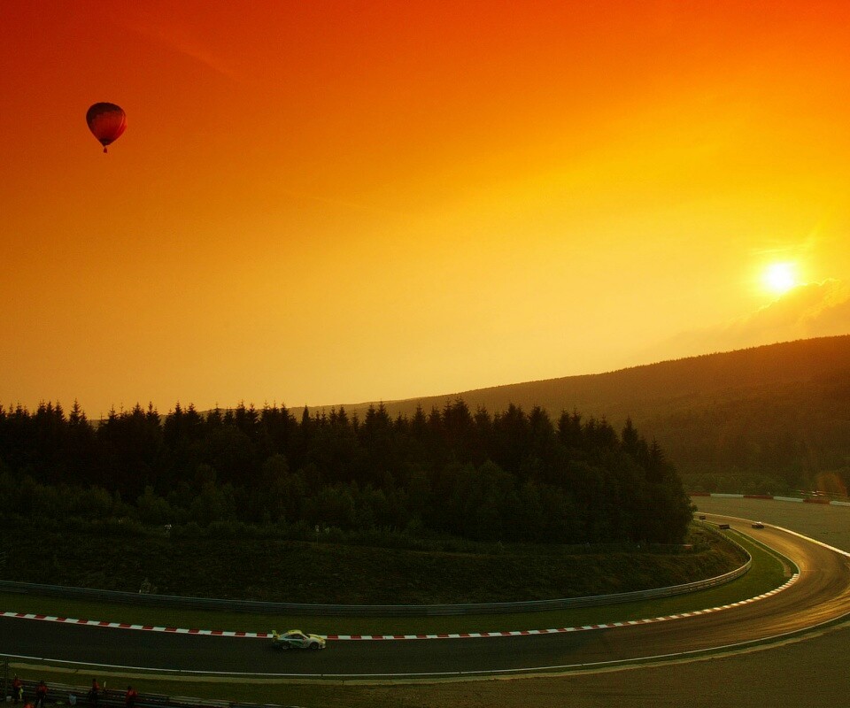 Воздушный шар над треком обои