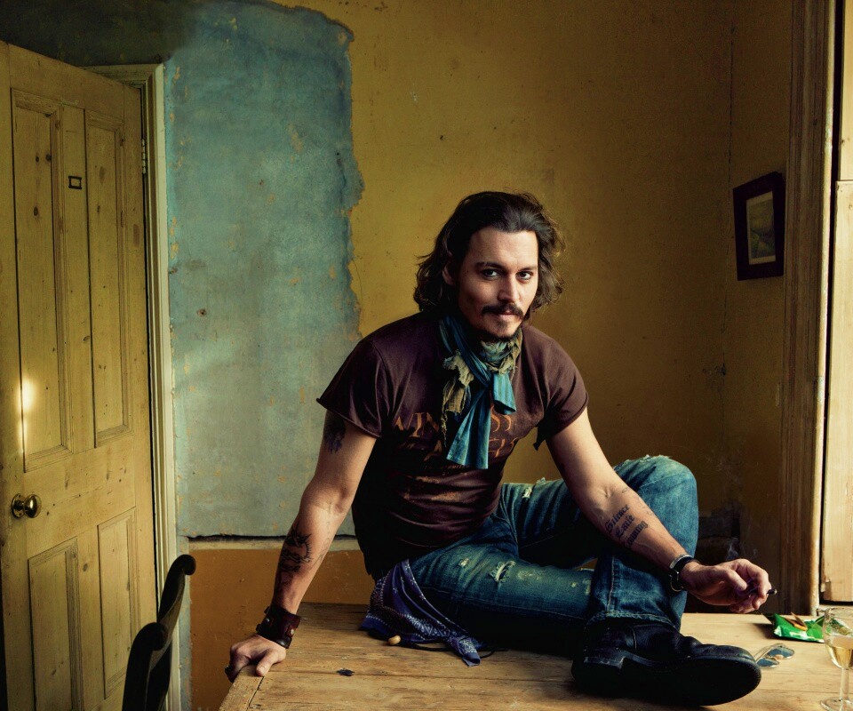 Джонни Депп на столе обои