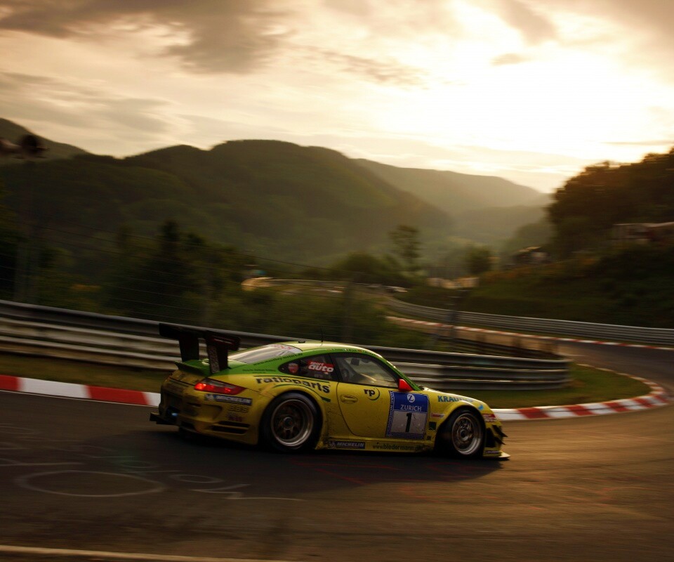 Гоночный Порше на треке обои