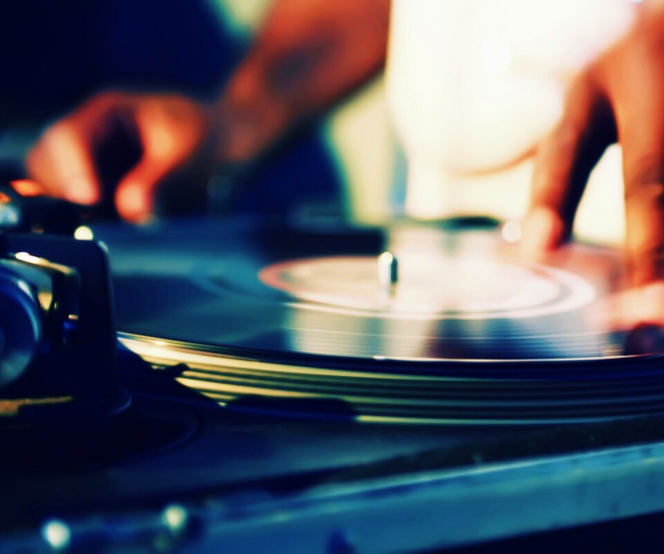 Винил на диджейском пульте обои