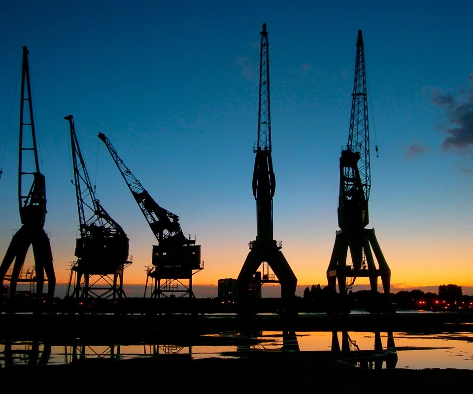 Силуэты портовых кранов обои