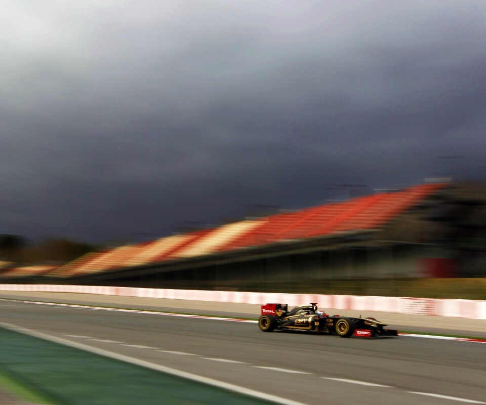 Болид на треке обои