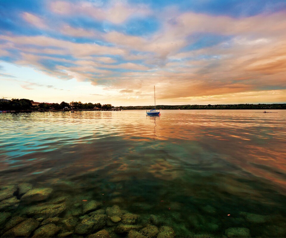 Яхта на озере обои