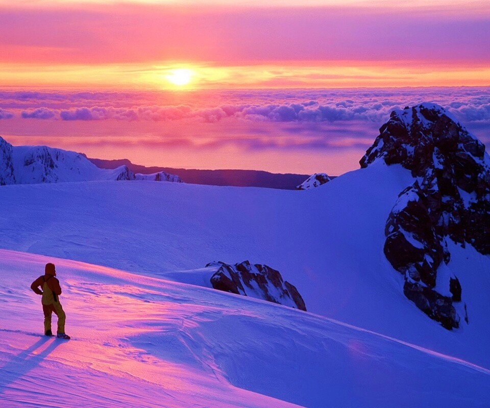 Путешественник в горах обои