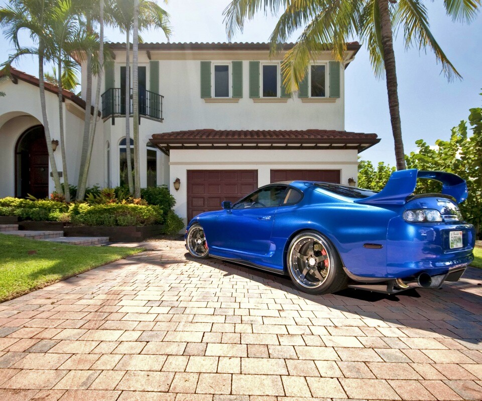 Синее авто у коттеджа обои