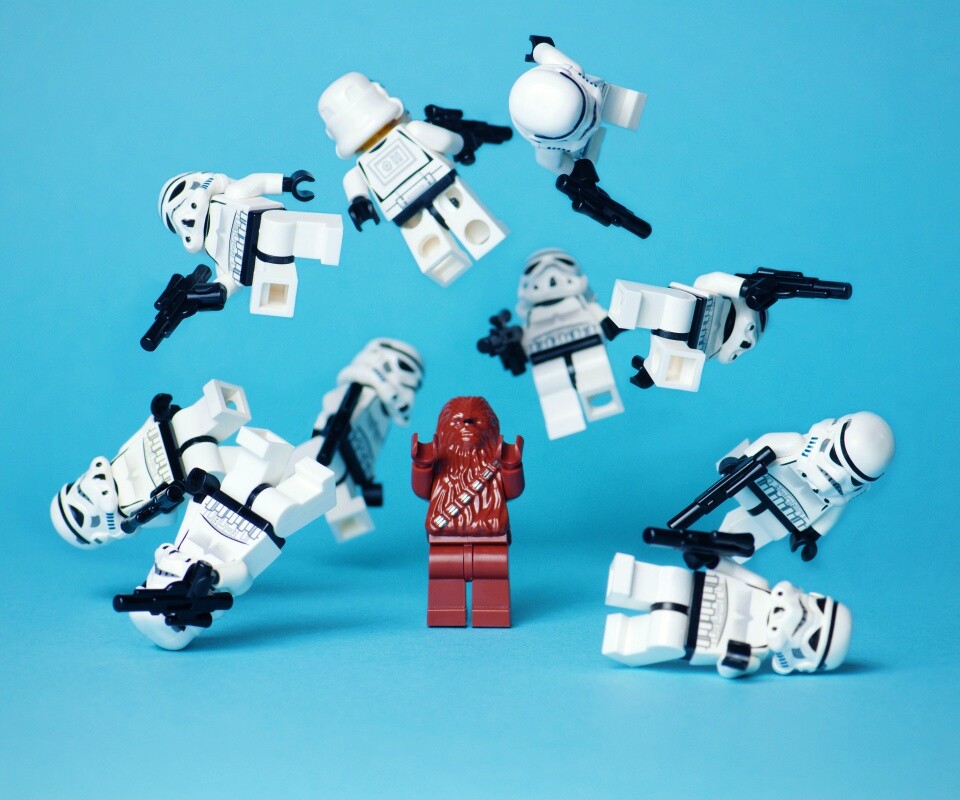 Чубака раскидывает имперских штурмовиков обои