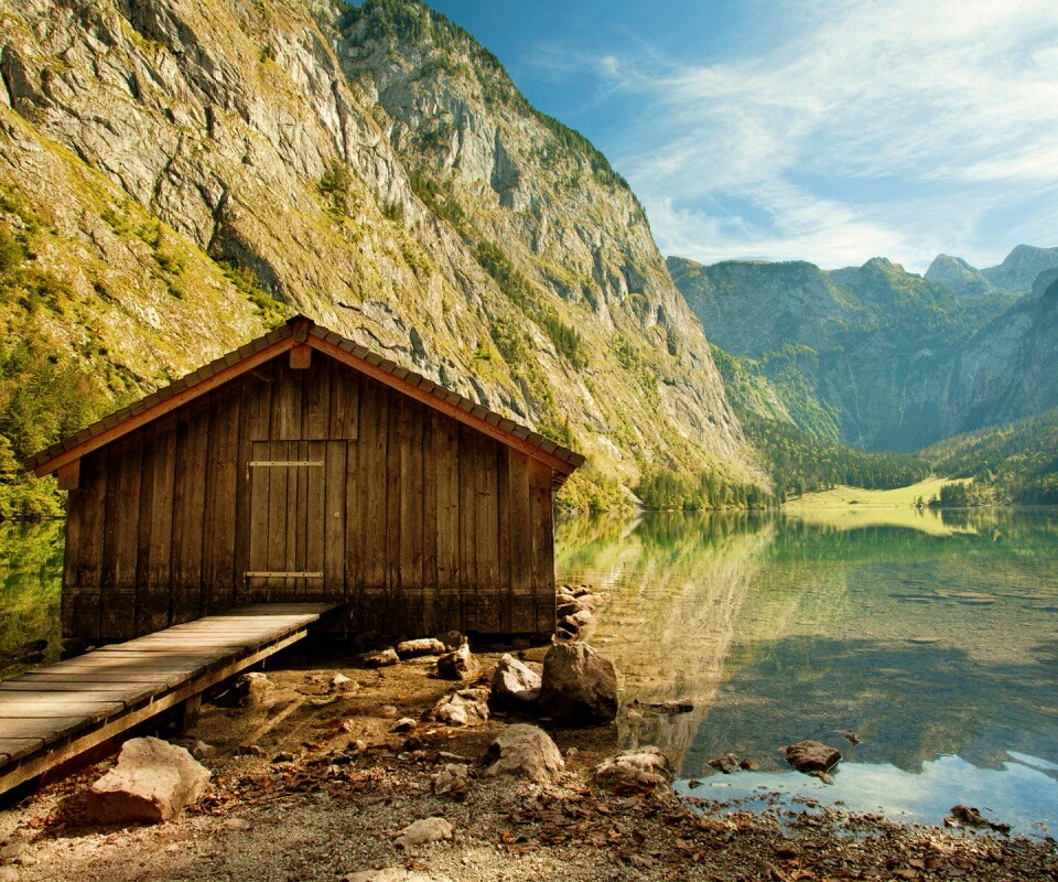 Лодный сарай на горном озере обои