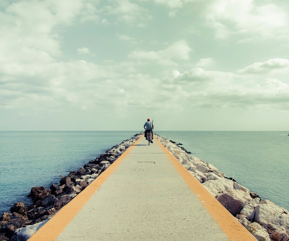 Велосепидист на волнорезе обои