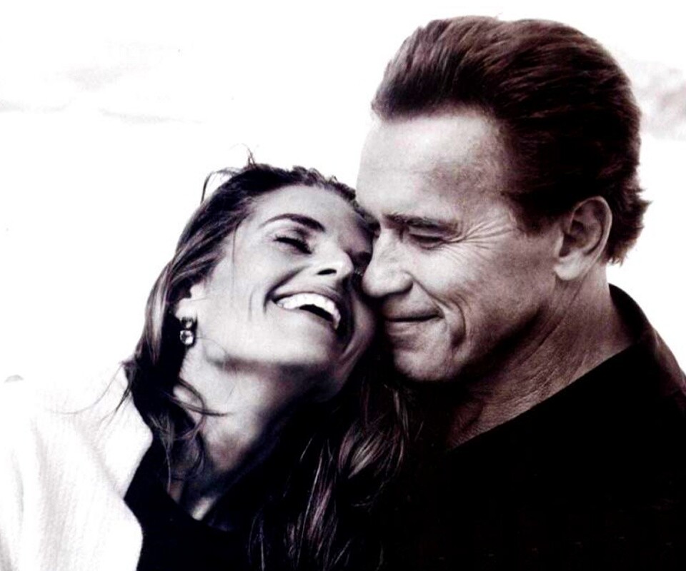 Арнольд Шварцнегер с девушкой обои