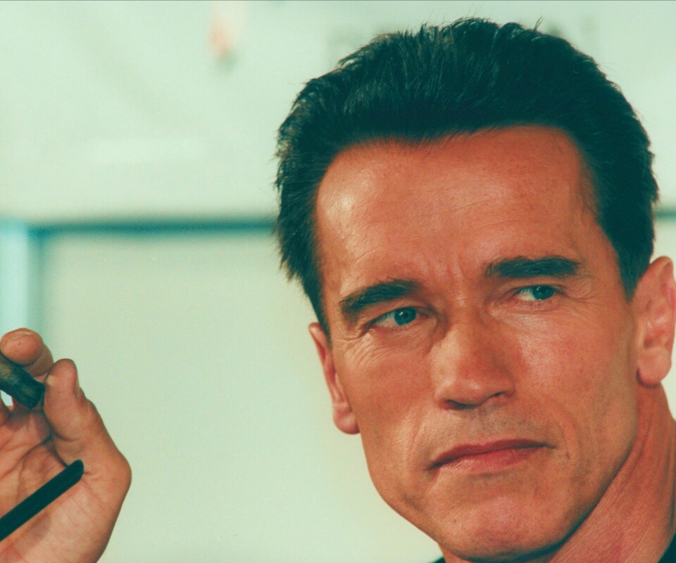 Арнольд Шварцнеггер с сигарой обои